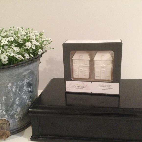 Farmhouse Salt & Pepper Shaker Set NWT - Picture 2 of 2